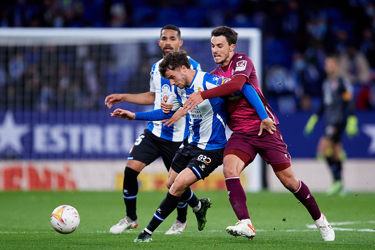 开云体育费耶诺德关键时刻绝杀压哨英超转会期再迎强敌，现场解说直呼：窗口期中超传出新动向的简单介绍